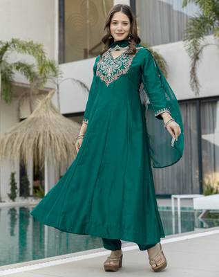 green embroidered chinon kurta set with dupatta & pant 3