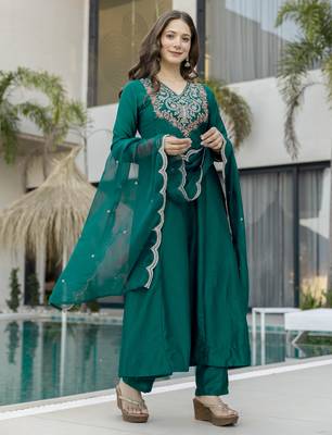  green embroidered chinon kurta set with dupatta & pant 4