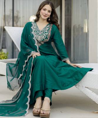  green embroidered chinon kurta set with dupatta & pant 5