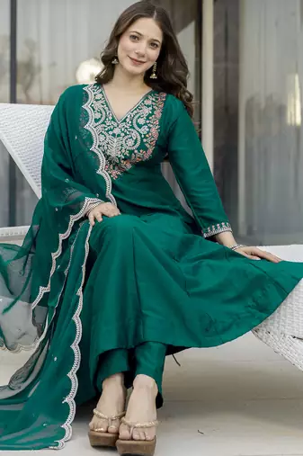 Graceful green embroidered chinon kurta set with dupatta & pant
