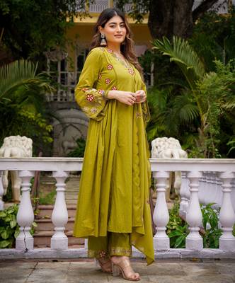 olive green embroidered chanderi silk blend kurta set with dupatta & pant for women 2