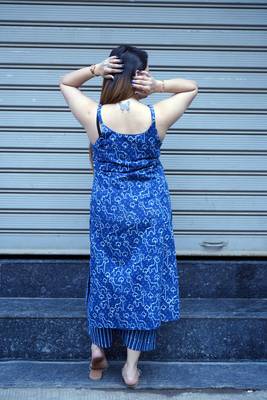indigo printed sleeveless kurti with striped kurta set 4
