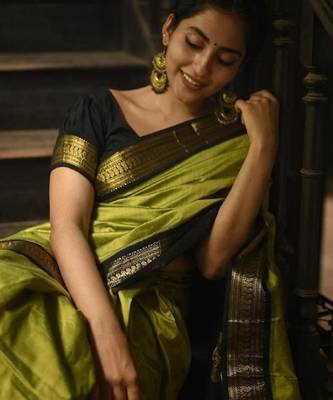 Parrot green silk blend banarasi saree with unstitched blouse piece 3