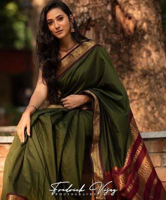 Mehendi red silk blend banarasi saree with unstitched blouse piece 2