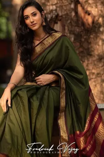 Mehendi red silk blend banarasi saree with unstitched blouse piece