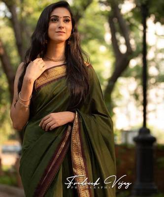 Mehendi red silk blend banarasi saree with unstitched blouse piece 3