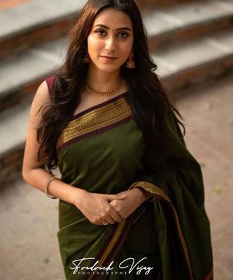 Mehendi red silk blend banarasi saree with unstitched blouse piece 4