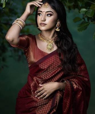 Maroon silk blend banarasi saree with unstitched blouse piece 4