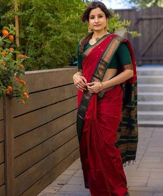 Red green silk blend banarasi saree with unstitched blouse piece 3