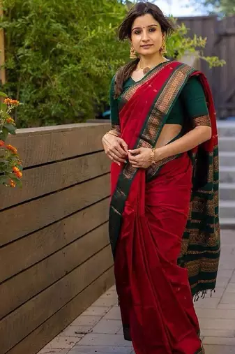 Red green silk blend banarasi saree with unstitched blouse piece