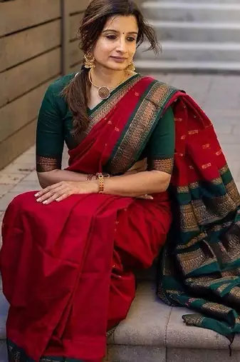 Red green silk blend banarasi saree with unstitched blouse piece