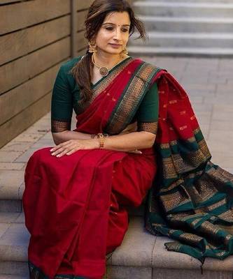 Red green silk blend banarasi saree with unstitched blouse piece 5
