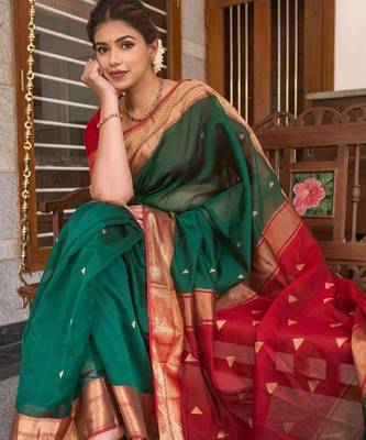 Green red silk blend banarasi saree with unstitched blouse piece 1