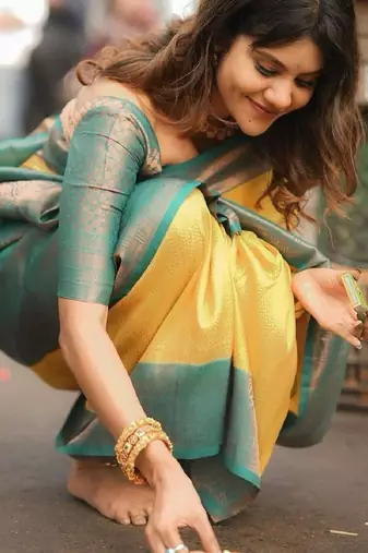 Yellow turquoise silk blend banarasi saree with unstitched blouse piece
