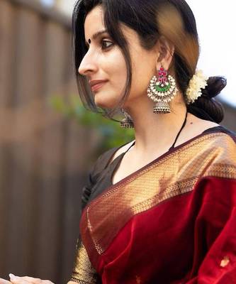 Red black linen blend banarasi saree with unstitched blouse piece 4