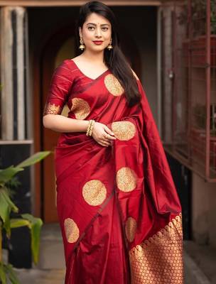 Red silk blend banarasi saree with unstitched blouse piece 2