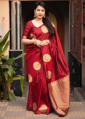 Red silk blend banarasi saree with unstitched blouse piece 3