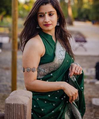Green silk blend banarasi saree with unstitched blouse piece 2