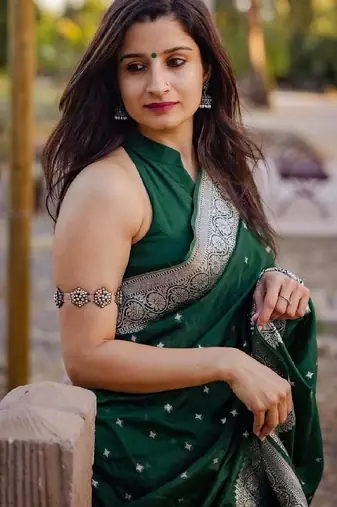 Green silk blend banarasi saree with unstitched blouse piece