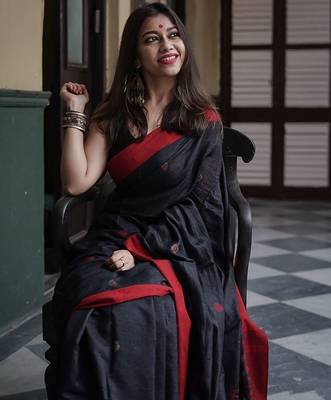Black linen blend banarasi saree with unstitched blouse piece 5