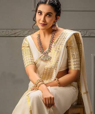 Off white silk blend banarasi saree with unstitched blouse piece 3