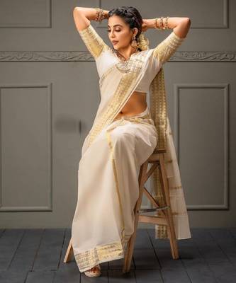 Off white silk blend banarasi saree with unstitched blouse piece 4
