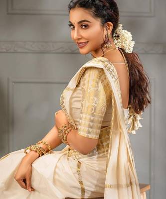 Off white silk blend banarasi saree with unstitched blouse piece 5