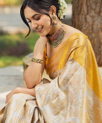 Off white silk blend banarasi saree with unstitched blouse piece 4