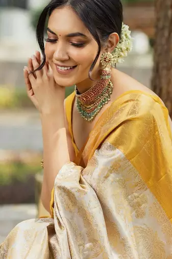 Off white silk blend banarasi saree with unstitched blouse piece