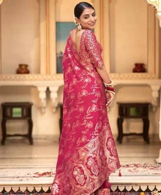 Rani pink silk blend banarasi saree with unstitched blouse piece 3