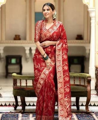Red silk blend banarasi saree with unstitched blouse piece 4