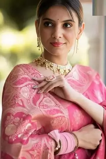 Pink silk blend banarasi saree with unstitched blouse piece