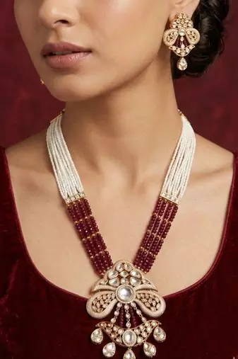 Maroon studded necklaces