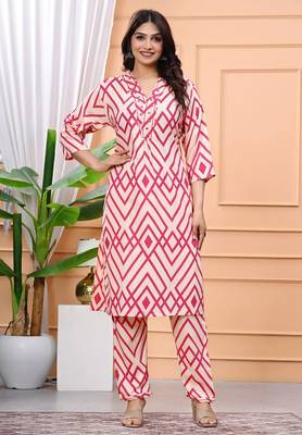 Women's Rayon Printed Ethnic Kurti With Printed Pant Set 1