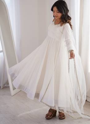 Women offwhite ethnic anarkali kurta set for festive & wedding wear 3