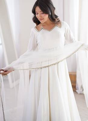 Women offwhite ethnic anarkali kurta set for festive & wedding wear 4