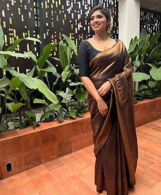 Black silk blend banarasi saree with unstitched blouse piece 3