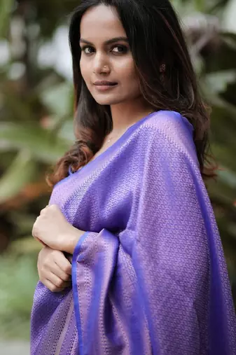 Ghreen silk blend banarasi saree with unstitched blouse piece