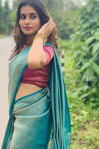 Ghreen silk blend banarasi saree with unstitched blouse piece
