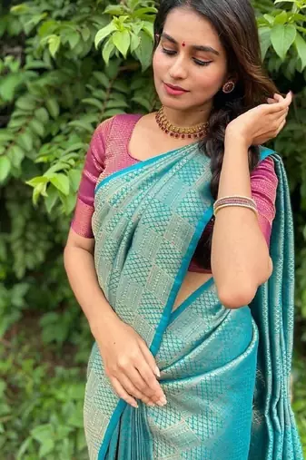 Ghreen silk blend banarasi saree with unstitched blouse piece