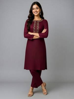 Maroon embroidered rayon kurta set 2