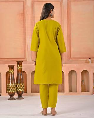 Dark yellow kurta set with printed motifs 2