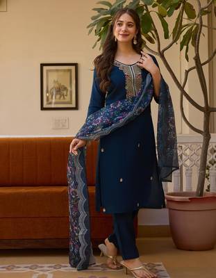 Women   s dark blue silk blend kurta with floral organza dupatta 2