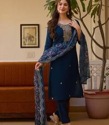 Women   s dark blue silk blend kurta with floral organza dupatta