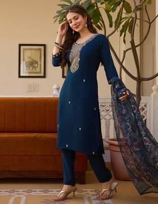 Women   s dark blue silk blend kurta with floral organza dupatta 4