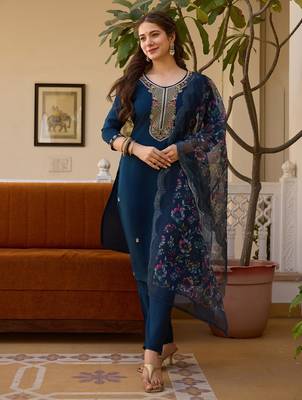 Women   s dark blue silk blend kurta with floral organza dupatta 1