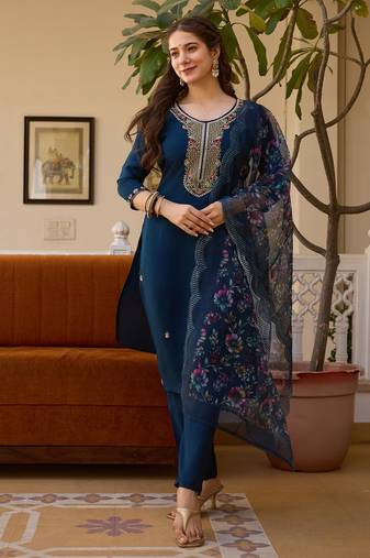 Women   s dark blue silk blend kurta with floral organza dupatta