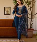 Women   s dark blue silk blend kurta with floral organza dupatta