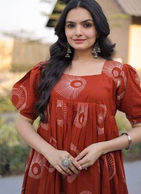 Maroon digital printed cotton stitched kurti for women 3
