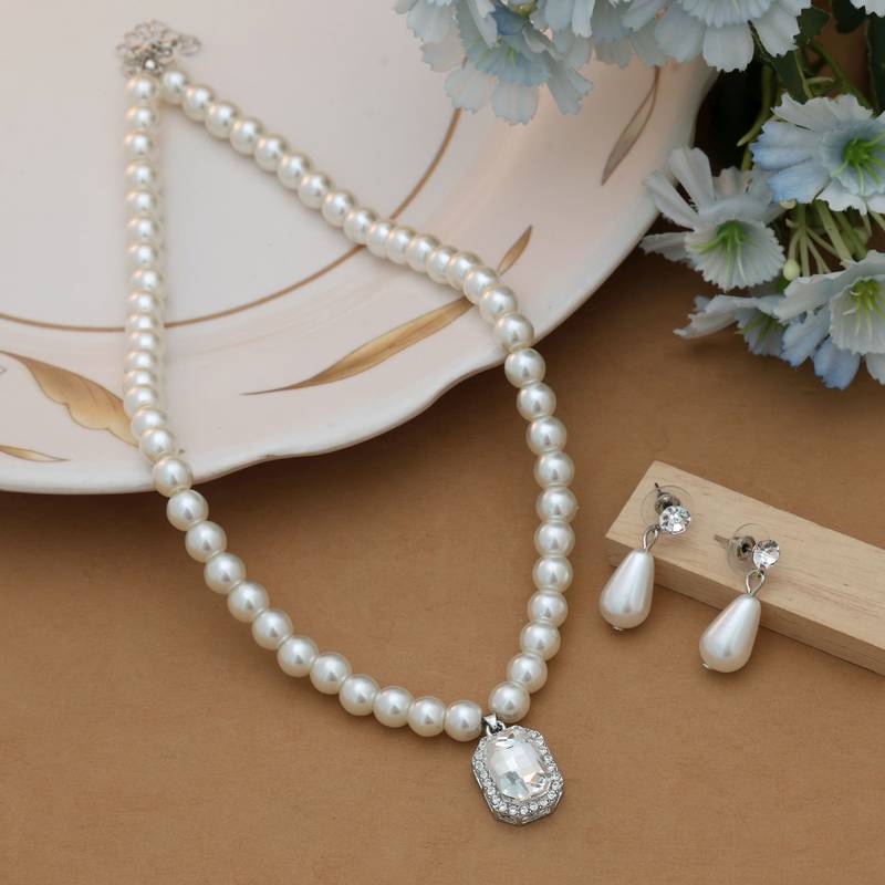 White color stone necklace set
